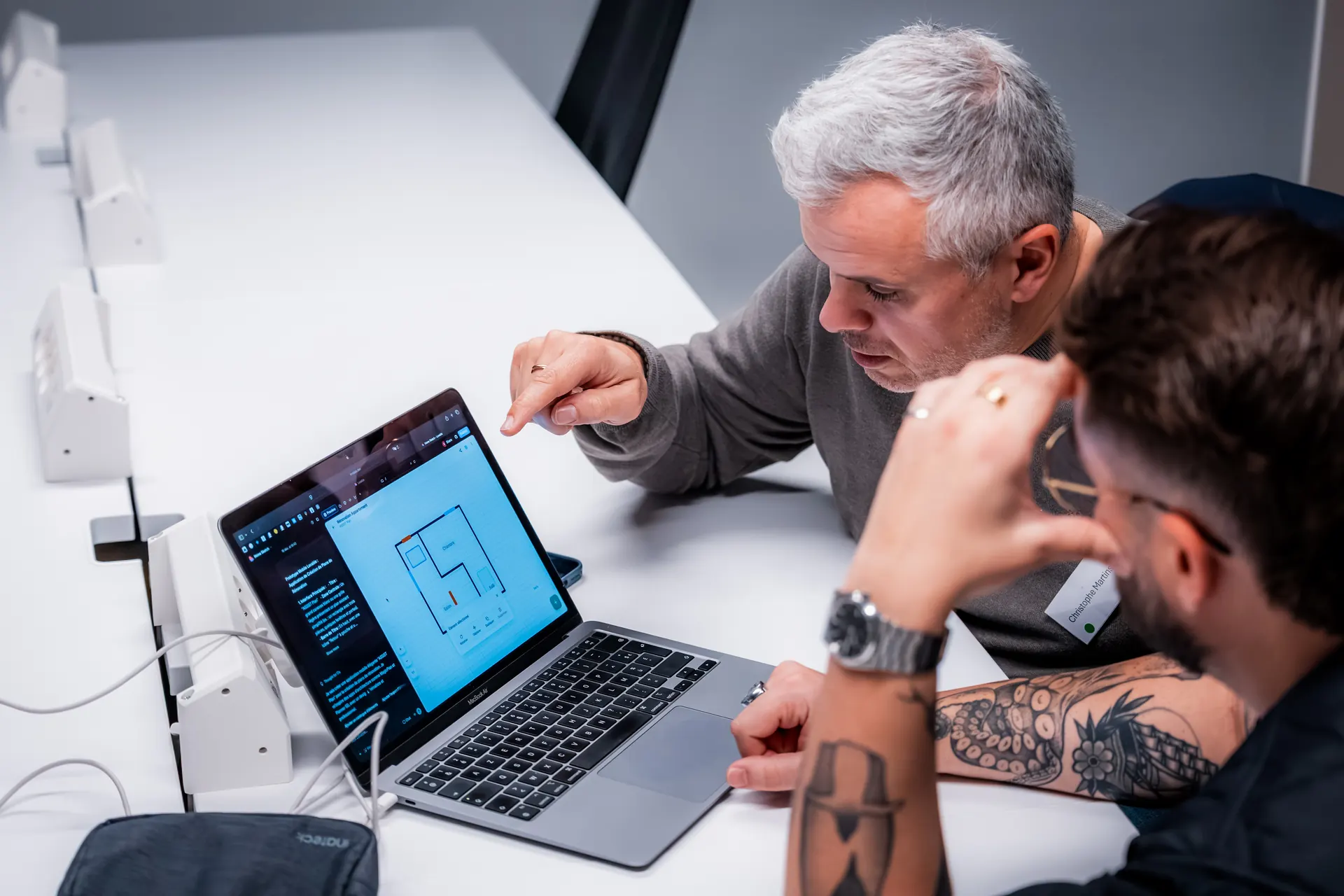 Deux participants s'entraident sur un prototype pendant l'atelier